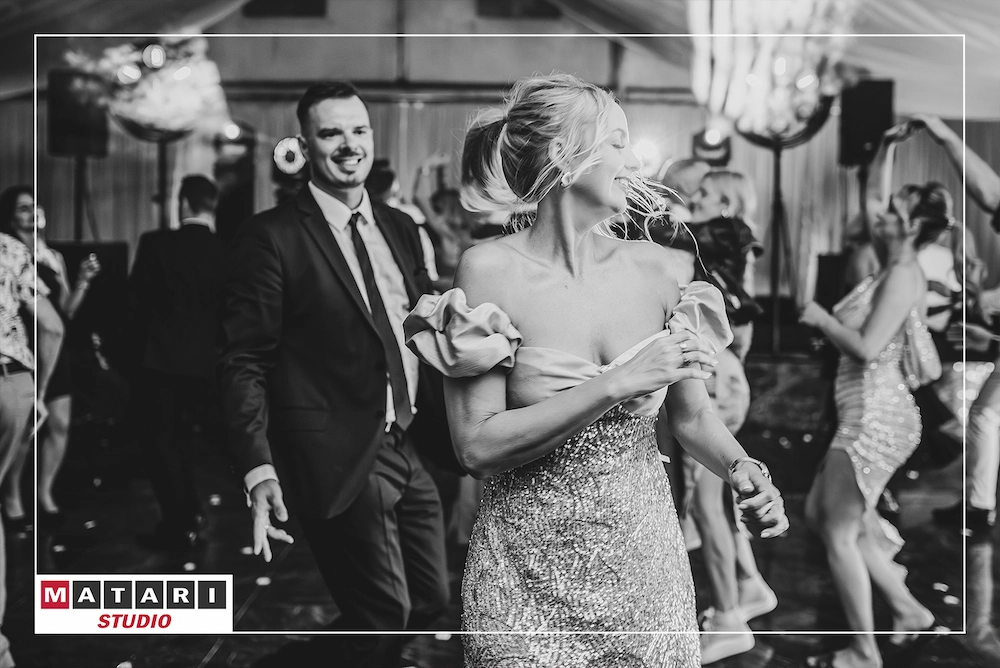 Taniec Pary Młodej w romantycznym świetle