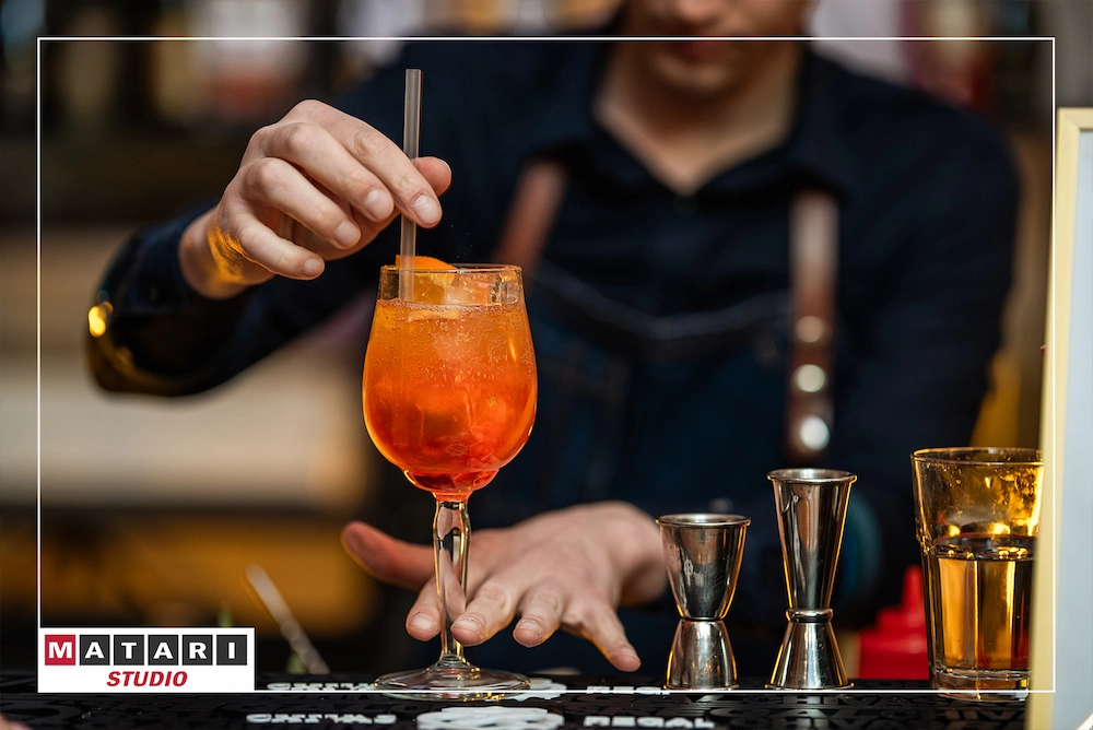 Goście weselni podczas toastu za miłość