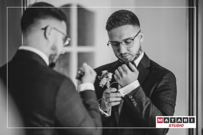 Panna Młoda podczas makijażu na zdjęciu ślubnym