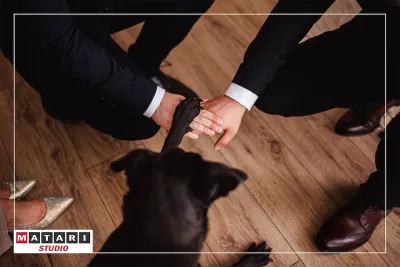 Panna Młoda przed lustrem na zdjęciu ślubnym
