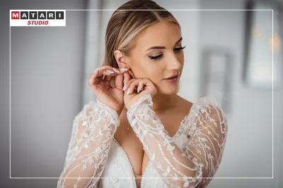 Pan Młody w trakcie przygotowań na zdjęciu ślubnym