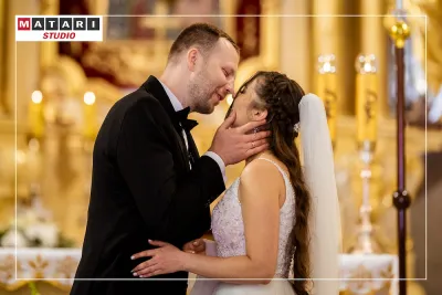 Fotografia ślubna z Panną Młodą idącą do ołtarza