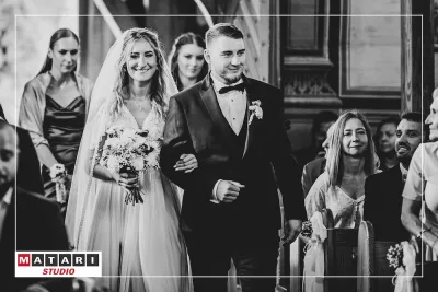 Fotografia ślubna z uśmiechem Pary Młodej podczas ceremonii