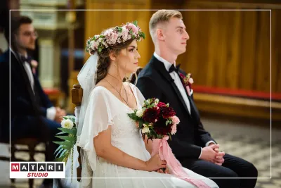 Kamerzysta na ślub uwiecznia detale obrączek Pary Młodej