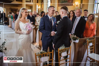 Fotograf na wesele dokumentuje wzruszenie rodziców Pary Młodej
