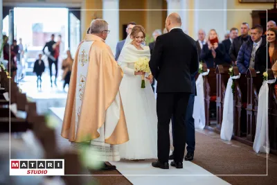 Kamerzysta na wesele filmuje wyjście Pary Młodej z kościoła