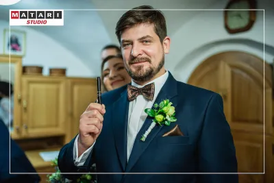 Kamerzysta na ślub rejestruje detale kwiatów w kościele