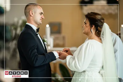 Kamerzysta na wesele dokumentuje atmosferę ceremonii ślubnej