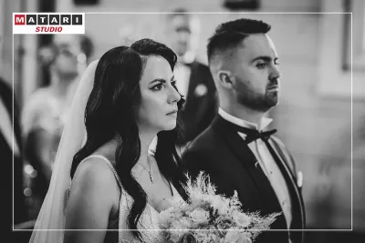 Fotografia ślubna z momentem wymiany spojrzeń Pary Młodej