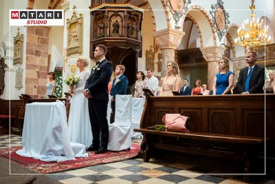 Kamerzysta na ślub filmuje radość gości po ceremonii