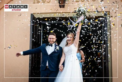 Kamerzysta na wesele uwiecznia moment składania podpisów