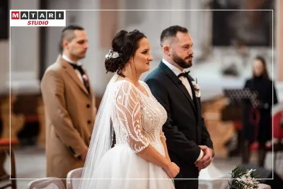 Fotografia ślubna z momentem wejścia Pary Młodej do kościoła