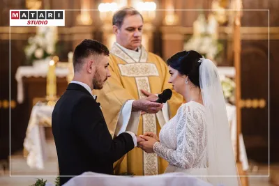 Fotograf na ślub uchwycił detale obrączek na dłoniach