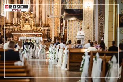 Fotografia ślubna z uśmiechem Panny Młodej przy ołtarzu