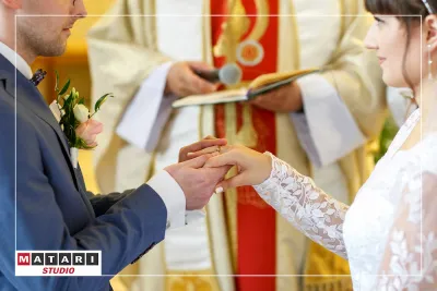 Kamerzysta na ślub dokumentuje moment błogosławieństwa