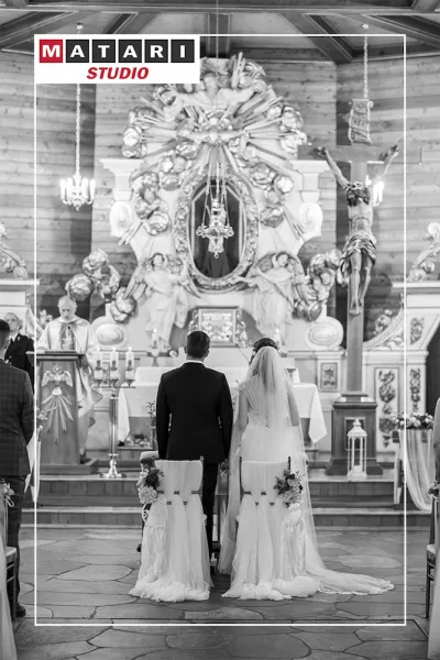 Fotografia ślubna z emocjami Pana Młodego podczas przysięgi