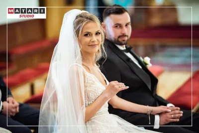 Fotografia ślubna z momentem błogosławieństwa Pary Młodej