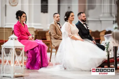 Kamerzysta na wesele filmuje radość po ceremonii