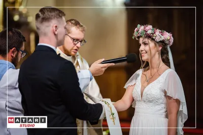 Fotografia ślubna z uśmiechem Pana Młodego przy ołtarzu