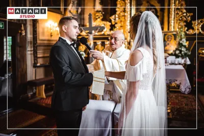 Fotografia ślubna z uśmiechem Pary Młodej przy ołtarzu