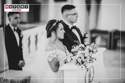 Fotografia ślubna z detali kwiatów Panny Młodej