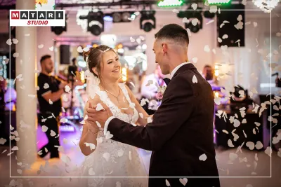 Pierwszy taniec Pary Młodej uchwycony przez kamerzystę na weselu