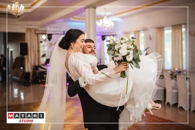 Panna Młoda rzucająca welonem podczas oczepin