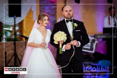 Pan Młody z drużbami podczas toastu