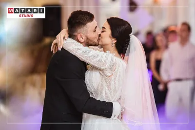 Szczegół dekoracji kwiatowych na weselu
