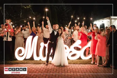 Para Młoda podczas romantycznego tańca