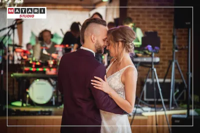 Panna Młoda w pięknej sukni ślubnej