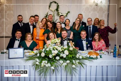 Goście weselni podczas wspólnego zdjęcia