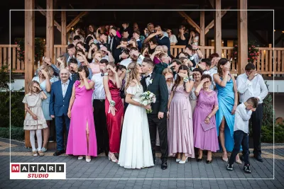 Taniec Pary Młodej w blasku świateł