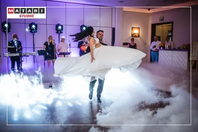 Panna Młoda z druhnami w radosnym momencie