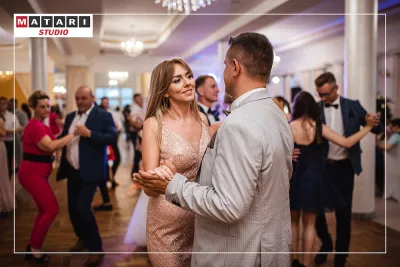 Romantyczny moment Pary Młodej na weselu