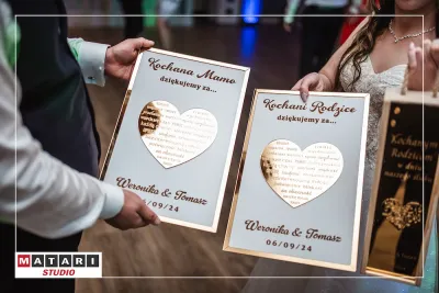 Goście weselni podczas wspólnego tańca