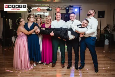 Taniec Pary Młodej w romantycznym świetle