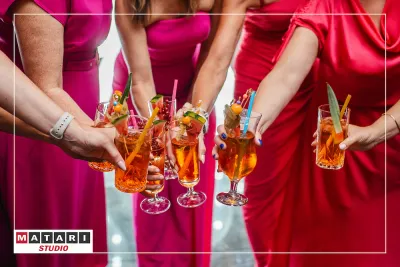 Szczegół tortu weselnego w eleganckim stylu