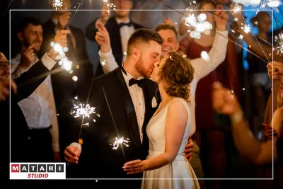 Goście weselni w trakcie wspólnej zabawy
