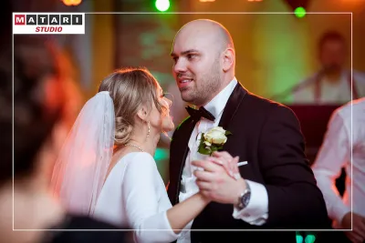 Taniec dzieci na weselu w radosnej atmosferze