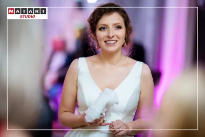 Panna Młoda z druhnami w radosnym momencie
