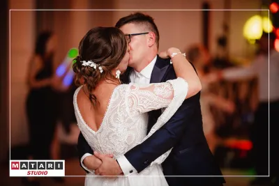 Taniec gości weselnych w rytmie muzyki