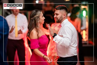 Goście weselni podczas wspólnego tańca