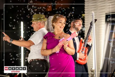 Pan Młody w emocjonującym momencie wesela