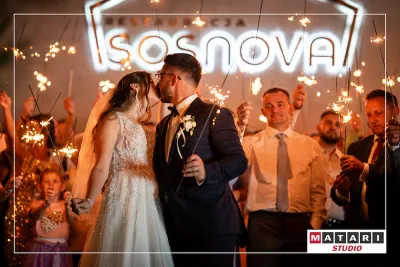 Szczegół dekoracji kwiatowych na weselu
