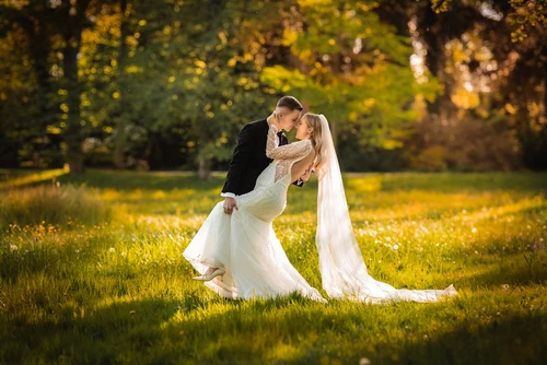 Profesjonalny fotograf weselny w Inowrocławiu uchwycił piękny moment podczas ceremonii.