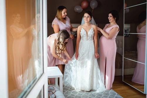 Doświadczony kamerzysta weselny w Toruniu filmuje pierwszy taniec pary młodej.