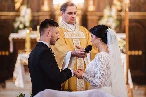 Reportaż weselny w Toruniu – emocje i radość podczas przyjęcia weselnego.