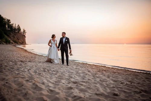 Sesja ślubna we Wrześni – subtelne i naturalne portrety pary młodej.